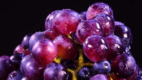 Water drops falling onto bunch of red grapes in 4K Vidéo 78721059