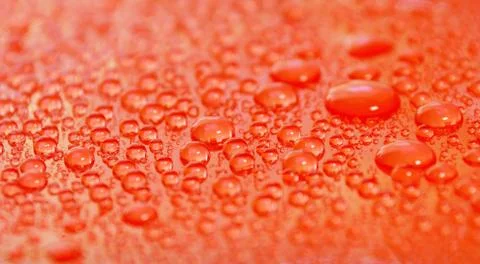 Water drops on red background texture Foto stock