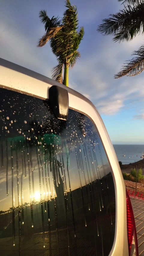 Water drops running down car window during sunset Vídeos de archivo 330554672