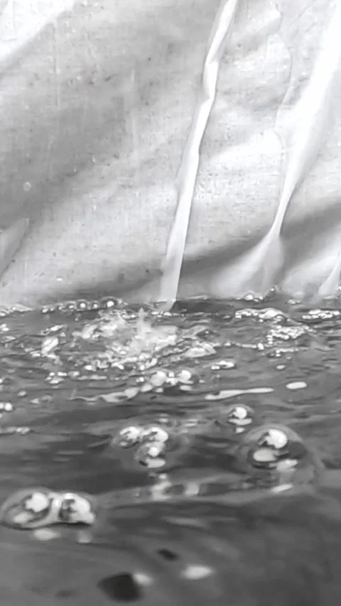 Water drops splashing on surface in slow motion macro view Video stock 321957226