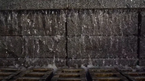 Water drops splashing on water surface in slow motion. Water fountain Vidéo 118466163