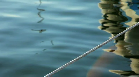 Water effect with focus on the rope Stockbeeldmateriaal 474210
