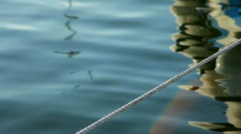 Water effect with focus on the rope Stockbeeldmateriaal 478551