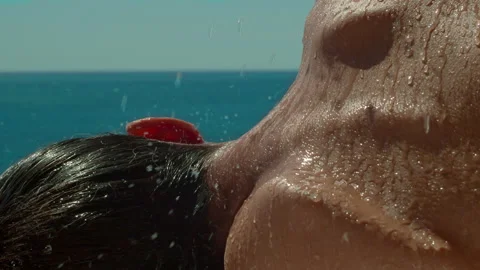 Water ends falling on a woman's neck in the sun Stock Footage 161471187