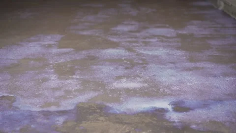 Water evaporating from concrete floor creating abstract pattern Vídeos de archivo 314215901