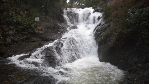 Water fall in Slow motion Stockbeeldmateriaal 88467444