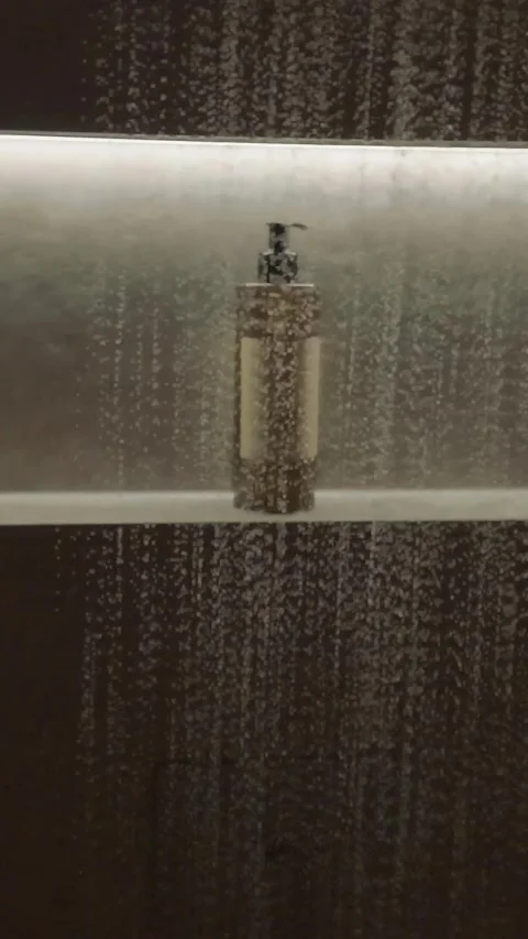 Water falling and splashing on a modern shower floor 스톡 동영상 335998850