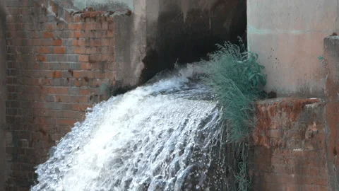 Water falling from the dam Vídeos de archivo 92862543