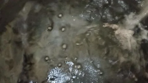 Water falling from faucet 库存影片 225849877