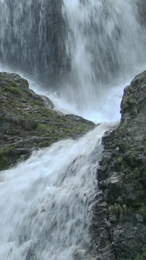 Water Falling Over Wet Rock Close Up Vertical Video 库存影片 346068480