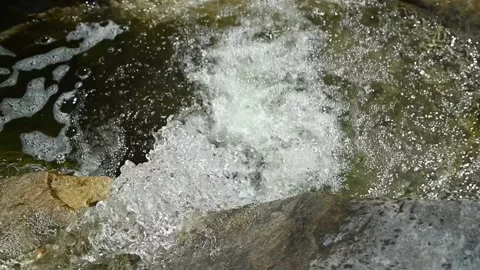 Water falling into a pool of a mountain river (slow motion) 스톡 동영상 212750412