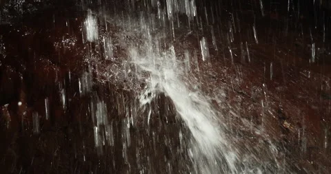 Water falling on the Rock 库存影片 335613710