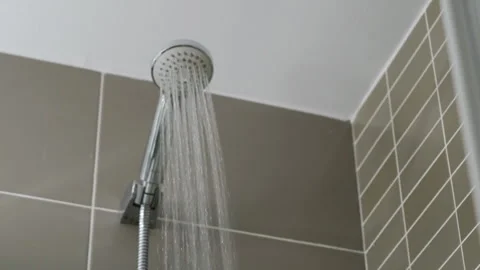 Water falling from a shower head Vidéo 262149740