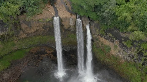 Water falling into the Wailua Falls pool on Kauai Vídeos de archivo 96047250