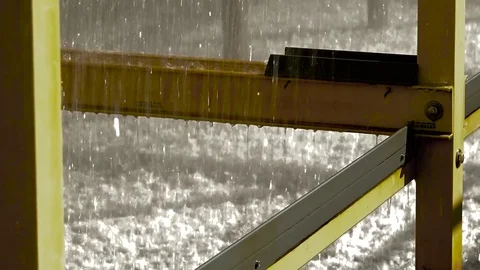 Water falls on the iron structure, cooling Vidéo 75404026