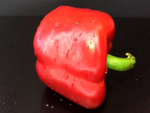 Water falls on pepper Vídeos de archivo 86282000