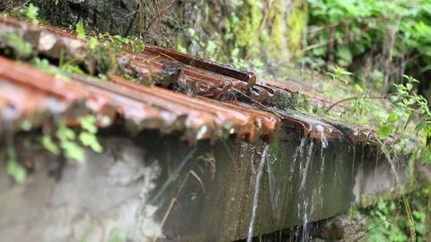 Water falls on tiles Vídeo Stock 76244431