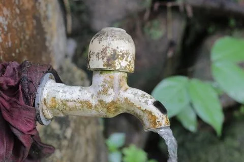 The water faucet is broken but still functioning 스톡 사진