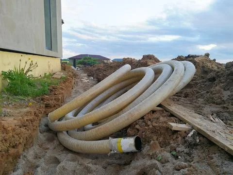Water filtering drainage pipe in constructions Foto stock
