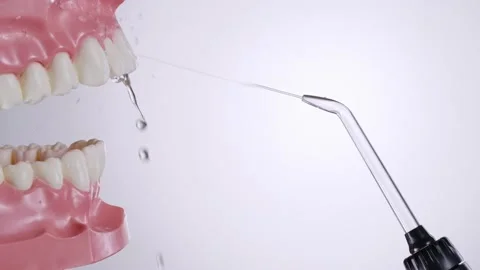 Water flosser cleaning teeth Vidéo 139651197
