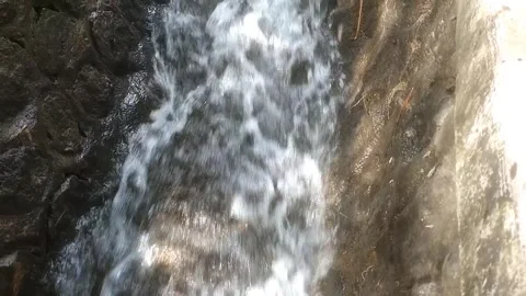 Water Flow Between Rocks Vídeo Stock 335061922