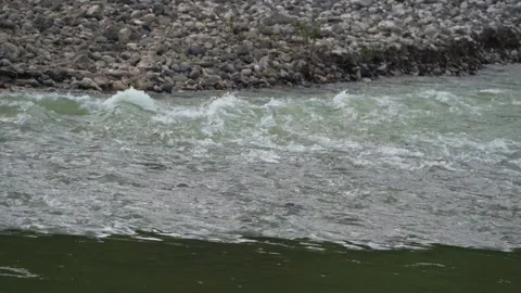 Water flow in a river Vidéo 275871832