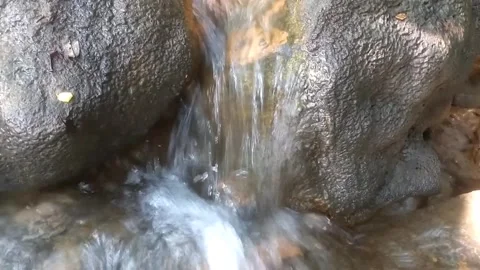 Water flow in the rocks Vidéo 333114027