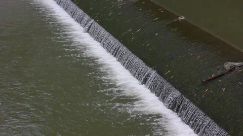 Water flow splashing Vídeos de archivo 27879810