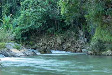 The water flow through the rocks in a stream at Wang Nan Pua , Nan in Thailan Foto stock
