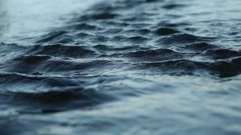 Water flow waves on the water in slow motion, closeup 库存影片 98050704