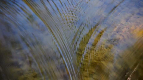 Water flowing background LOOPING SLOW MOTION Stockbeeldmateriaal 1060691