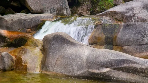 Water flowing in between rocks Vídeo Stock 85490616