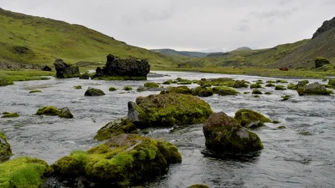 Water flowing between rocks Vídeo Stock 124268290