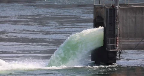 Water flowing from concrete structure 库存影片 249889894