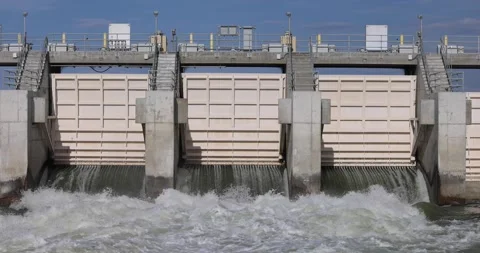 Water flowing from a dam with drumgates 库存影片 247447335