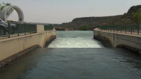 Water flowing into dam Vídeo Stock 12250438