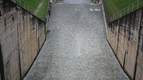 Water flowing from a dam Video stock 101050075