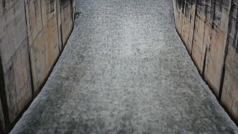 Water flowing from a dam Video stock 101050090