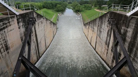Water flowing from a dam Video stock 101050093