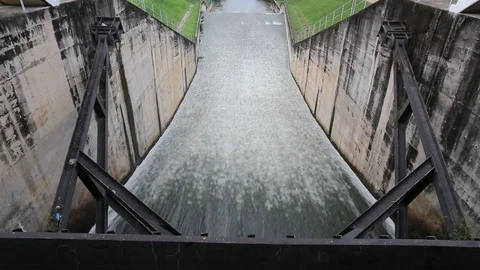 Water flowing from a dam Video stock 101050104