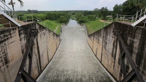 Water flowing from a dam Video stock 101050168