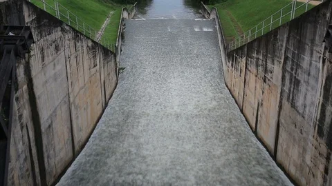 Water flowing from a dam Video stock 101050182