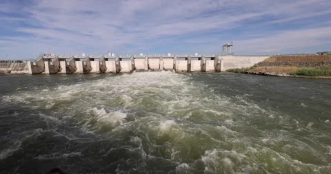 Water flowing from a dam 库存影片 247447347