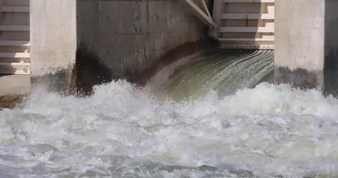 Water flowing from a dam 库存影片 247447778