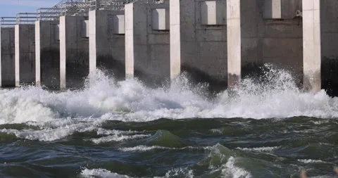 Water flowing from a dam 库存影片 247448477