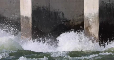 Water flowing from dam 库存影片 247448538