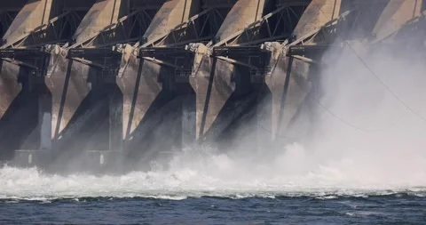 Water flowing from dam 库存影片 249890120