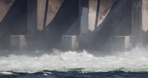 Water flowing from dam 库存影片 249890121