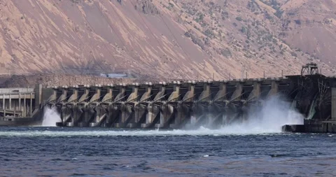 Water flowing from a dam 库存影片 249945927
