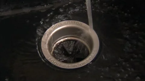 Water flowing down drain Vidéo 40540655